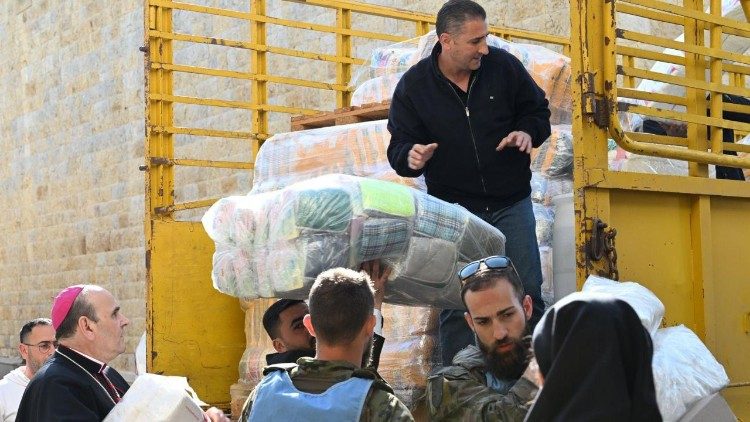 قافلة مساعدات إنسانية تغير مسارها بسبب تبادل إطلاق النار في جنوب لبنان
