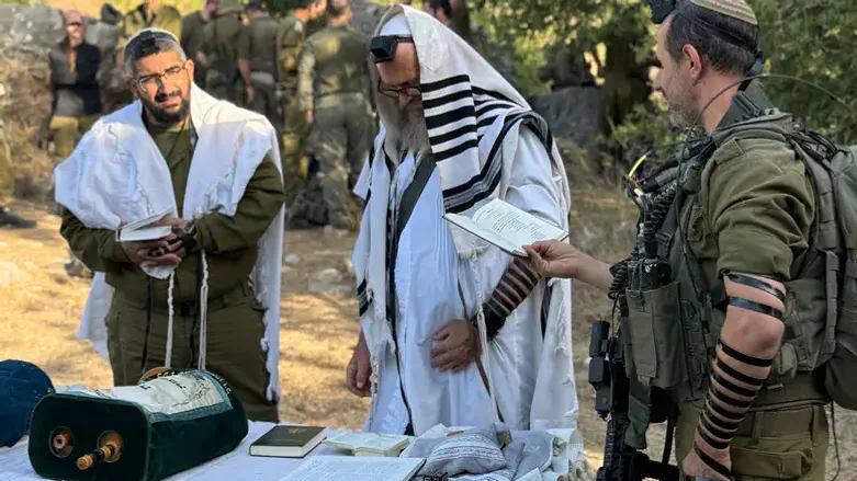 جنود من لواء كرميلي يحيون تقليداً تاريخياً على جبل بيتاريم