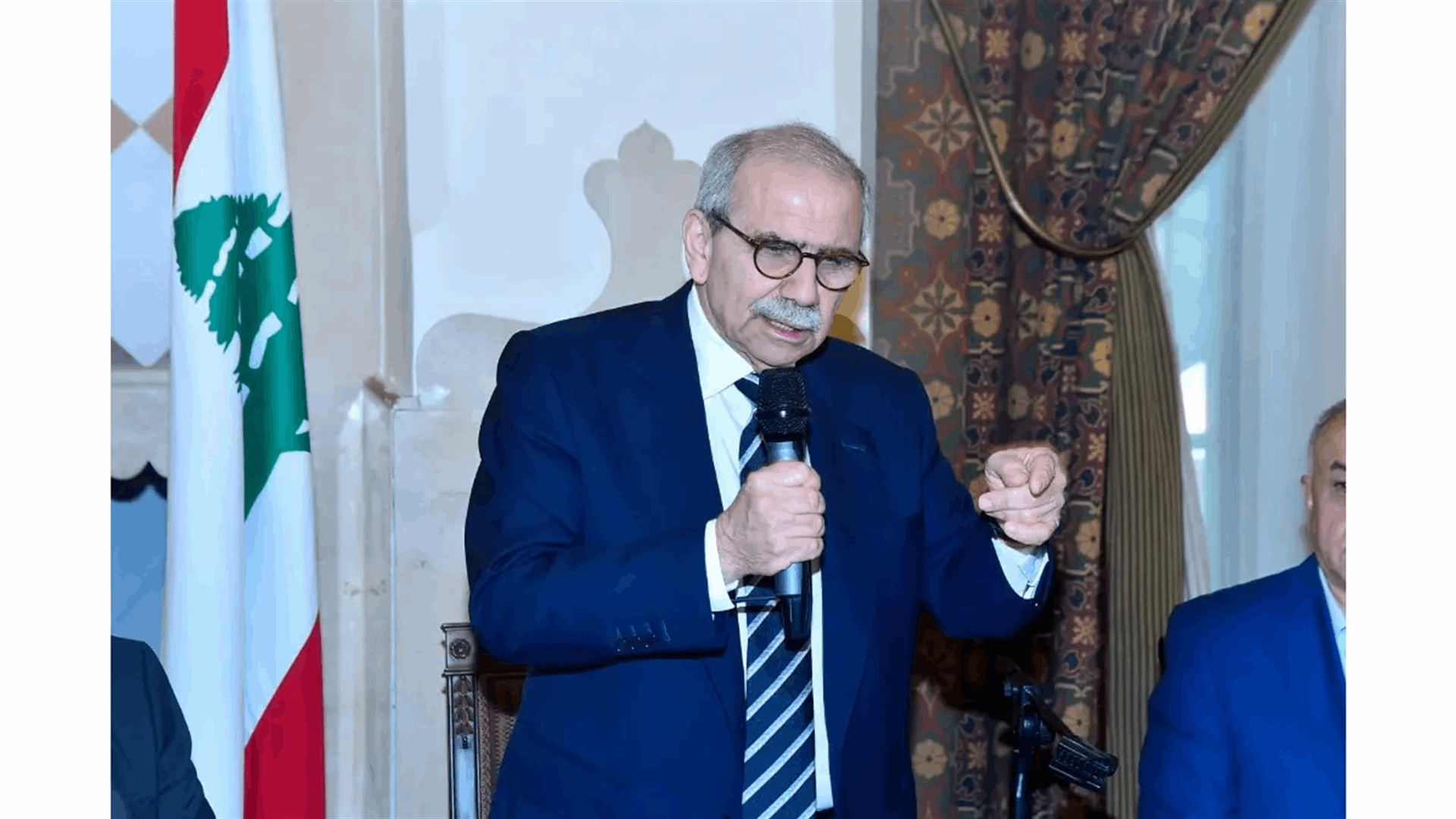 نواف سلام يحمل الدولة مسؤولية أزمة النقل العام في لبنان