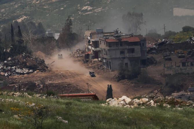 الجيش الإسرائيلي يدمر مبنى دينياً في جنوب لبنان وسط تبادل الاتهامات وتصعيد العمليات العسكرية