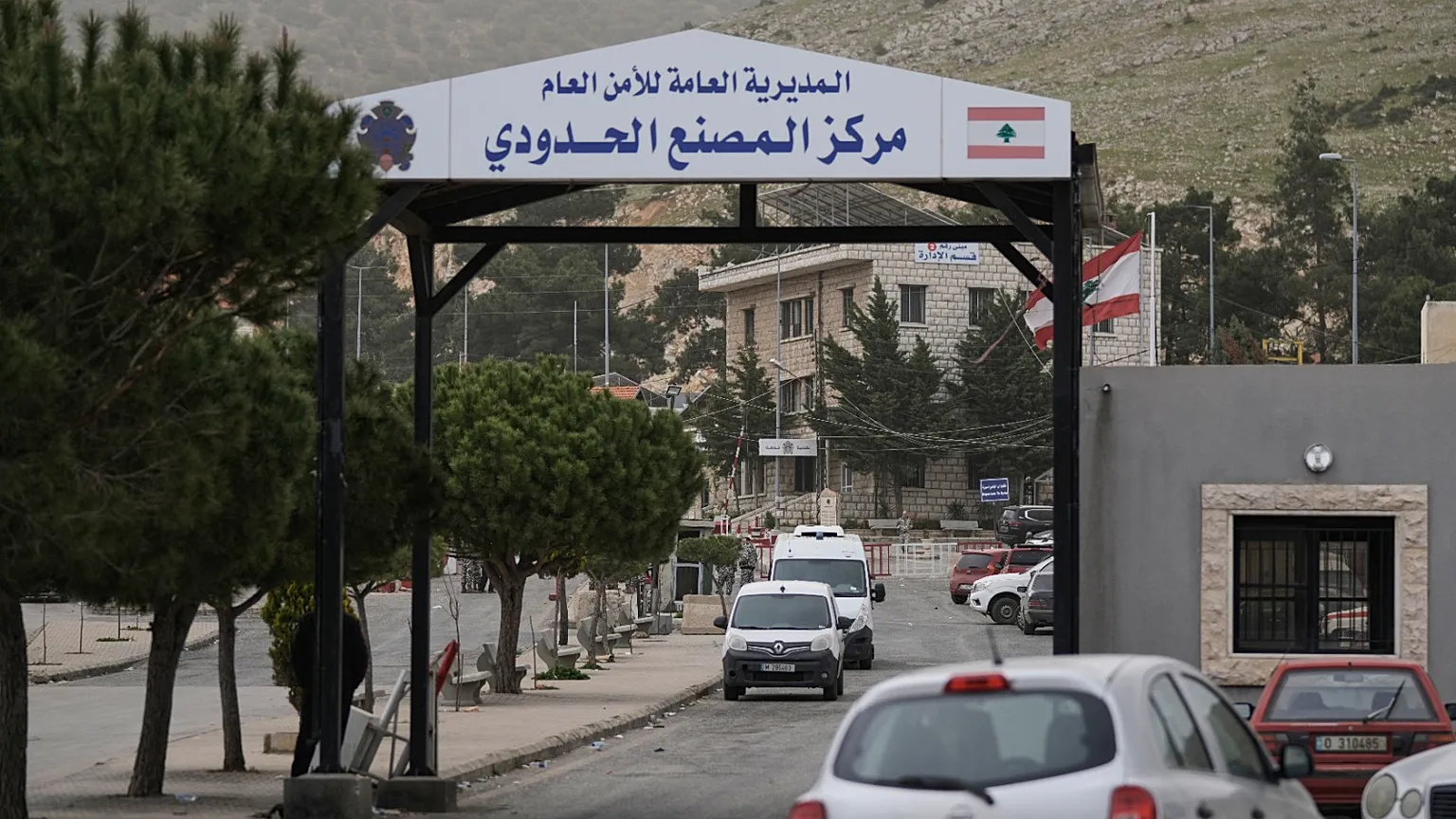 شبكة الظل تستغل المسافرين السوريين على الحدود اللبنانية بأسعار باهظة