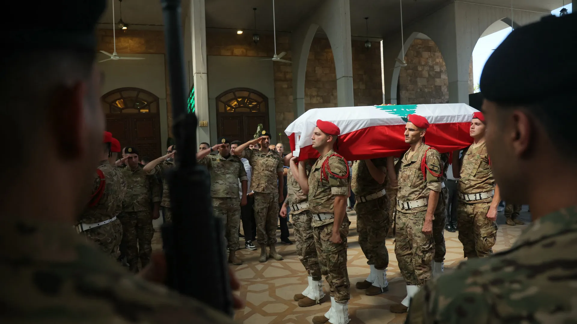 إسرائيل تضرب ضواحي بيروت الجنوبية رداً على هجوم حزب الله، وسط تهديدات إيرانية وتداعيات أمريكية